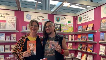 Bild: Reiss/exb
Autorin Antonia Vitz bei der Frankfurter Buchmesse zusammen mit dem Musiker Daniel "Gumo" Reiss, ihrem Partner bei Lesungen und Buchprojekten.