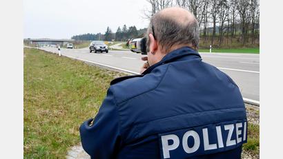 Symbolbild: Petra Hartl
Bei Sulzbach-Rosenberg haben Polizeibeamte die Geschwindigkeit der Verkehrsteilnehmer kontrolliert.
