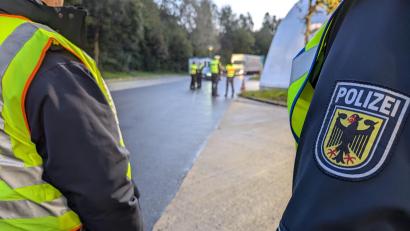Bild: Bundespolizei
Regelmäßig finden an der A 6 Grenzkontrollen statt. Jüngst gingen dabei eine unberechtigt eingereiste Frau und ein gesuchter Ladendieb ins Netz der Bundespolizei.