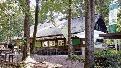 Bild: DAV Sektion Sulzbach-Rosenberg
Die Angfeldhütte in 510 Meter Höhe auf dem Hirtenberg ist ein Schmuckstück im Besitz der DAV-Sektion Sulzbach-Rosenberg. Im Sommer können Übernachtungsgäste in toller Natur-Umgebung grillen, im Winter bietet der Aufenthaltsraum mit 55 Sitzplätzen und einem Kachelofen eine urig-gemütliche Atmosphäre.