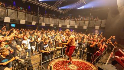 Archivbild: Mike Radowski/exb
Mit Hochspannungsrock füllten "AC/DX." zum 25-jährigen Bandjubiläum das Monkey in Weiden. Bei der Neuauflage am 16. November sind einige weitere Bands dabei.