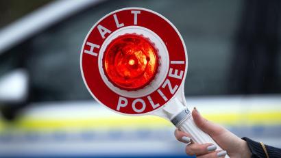 Symbolbild: Soeren Stache/dpa
Die Polizei kontrollierte einen Autofahrer bei Bärnau.