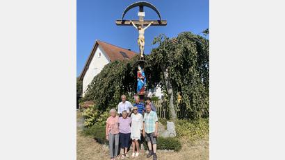Bild: Peter/exb
Freude über die gelungene Restaurierung: (vorne links beginnend) Adelheid Ries, Sieglinde Kurz, Bürgermeisterin Gaby Wittleben, Siegfried Ries; (hinten von links) Gerhard Peter, Josef Hochmuth und Katharina Hochmuth.