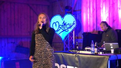 Bild: fvo
Anita Gmeiner alias Oszkar mit DJ Arok (rechts)