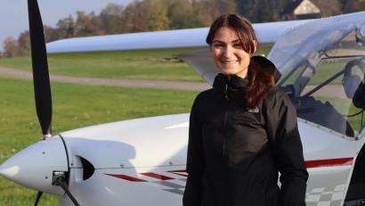 Bild: mfh
Isabell Stiegler nach ihrem ersten Alleinflug in Fichtelbrunn. Ein Schnupperflug war der Auslöser, die Ausbildung für die Fluglizenz für Ultraleichtflugzeuge zu machen.