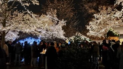 Archivbild: Karl Balk
Stimmungsvolles Ambiente herrscht alljährlich bei der Schirmitzer Dorfweihnacht auf dem Dorfplatz beim Rathaus. Dieses Jahr findet sie am 30. November statt. Wer sich beteiligen möchte, meldet sich beim Kulturkreis.