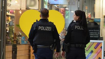 Symbolbild: Bundespolizei
Eine Frau hat in Regensburg bei einer Kontrolle einen Polizisten gebissen.