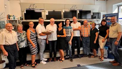 Bild: Martin Birner/exb
25-jähriges Betriebsjubiläum wird bei der Firma Linsmeier gefeiert. Für den Firmenchef (Fünfter von links) hat Bürgermeister Martin Birner ein Geschenk mitgebracht.