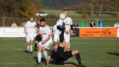 Bild: Dieter Jäschke
Artistische Höchstleistung, wie es sich für ein Kreisliga-Spitzenspiel gehört: Patrick Dittner (vorne) befördert den Ball per Fallrückzieher vor das Tor der SpVgg Schirmitz. Sebastian Treml (Nummer 23) und Michell Pscherer (33) erleben dieses Kunststück aus nächster Nähe.