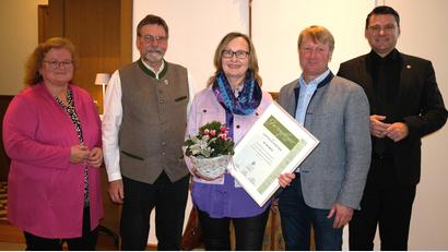 Bild: Hirsch
Gertraud Portner (Mitte) erhält Urkunde, Anstecknadel, Blumen und einen Gutschein. Geschäftsführerin Heidi Schmid, Präsident Wolfram Vaitl, Bürgermeister Markus Schiesl und Vorsitzender Landrat Thomas Ebeling (von links) überreichten ihr die Insignien zur geprüften Gartenpflegerin.