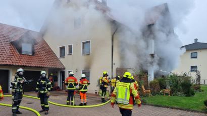 Bild: Feuerwehr Pfreimd/exb
Dichter Qualm schlägt den Feuerwehrmännern am Dienstag beim Brand in einem Mehrfamilienhaus am Birkenweg in Pfreimd entgegen.