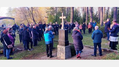 Bild: er
Stille Andacht mit Gräbersegnung im Friedhof Langenbruck: Zahlreiche Menschen besuchen ihre alte Heimat sowie die Friedhöfe im Truppenübungsplatz Grafenwöhr.