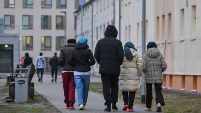 Symbolbild: Patrick Pleul/dpa
Die Staatsregierung will kleine Asylbewerberunterkünfte auflösen und mehr zentrale Einrichtungen schaffen. Das soll Kosten sparen.