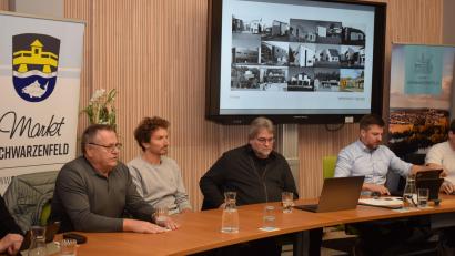 Bild: bnr
Der Bauherr (links), die Johann Wirkner GmbH, plant in Schwarzenfeld die Errichtung einer Seniorenwohnanlage mit 28 Wohneinheiten. Mit der Planung wurden die Architekten David Neidl (Zweiter von links) und Peter Pracht (Dritter von links) beauftragt. Bürgermeister Peter Neumeier (rechts) und der Marktrat unterstützen das Vorhaben.