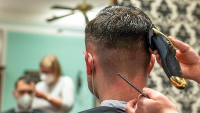 Symbolbild: Armin Weigel
In Amberg ist in einen Friseursalon eingebrochen worden.