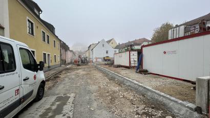 Bild: Andreas Royer 
Dort, wo in der Unteren Bachgasse zurzeit noch die Container der Firma Steininger stehen, sollen schon bald wieder zehn Garagen und ein Technikraum für das Regenüberlaufbecken gebaut werden. Abhängig ist das Vorhaben vom endgültigen Abschluss des Straßenbaus und von der Witterung.