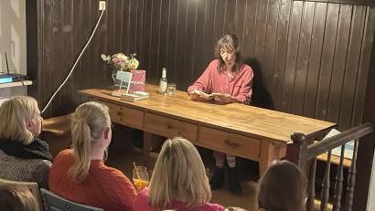 Bild: Karin Wilnauer/exb
Jessica Lind liest aus ihrem zweiten Roman „Kleine Monster“ im Buchcafé in Pfreimd.