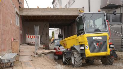 Bild: bey
Die Arbeiten zur Sanierung der Mehrzweckhalle gehen unermüdlich weiter. Dazu gehört auch die Verlegung des Kanals unterhalb des Verbindungsganges Schule-Mehrzweckhalle und die Verlegung der Schalt- und Versorgungsleitungen auf dem Übergang.