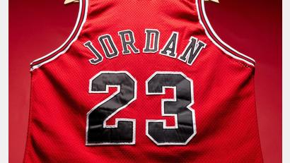 Bild: -/Sotheby's/dpa
Ein ganz besonders Trikot des Ex-Basketballstars stand zur Auktion.