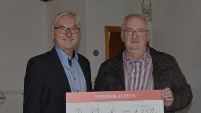 Bild: Mark
Karlheinz Mark (links) übergibt eine Spende über 1250 Euro an Herbert Putzer und unterstützt damit die Kinderkrebshilfe Oberpfalz-Nord.