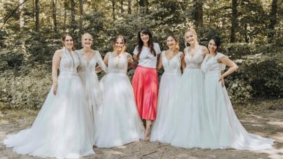 Bild: exb
Christina Owusu umringt von sechs Bräuten.