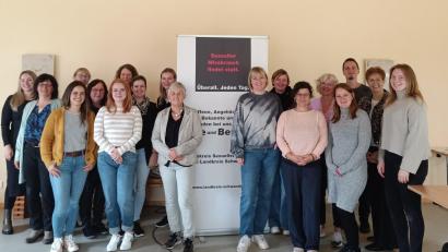 Bild: Lena Wild/exb
Die Mitglieder des Arbeitskreises gegen sexuellen Missbrauch mit der Leiterin Helga Forster (Mitte) trafen sich zu ihrer jährlichen Fachtagung