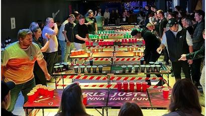 Archivbild: Bierpong Sulzbach/exb
Weil Bierpong auch ein Präzisionssport ist, brauchen die Spieler volle Konzentration, um den Tischtennisball möglichst schnell in die Becher der Gegner zu treffen. Wie schon beim Turnier im Oktober 2023 (Bild) treten auch dieses Jahr wieder 40 Zweier-Teams gegeneinander an – angefeuert von Zuschauern.