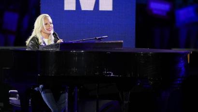 Bild: Matt Slocum/AP/dpa
Lady Gaga performt vor ikonischer Kulisse „God bless America“ am Klavier.