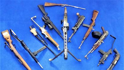 Bild: Zollfahndungsamt
Einige Waffen fanden Zollbeamter hinter einer nachträglich eingezogenen Wand im Keller.