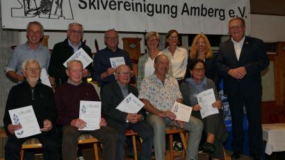 Bild: Hugo Schäferling
Bürgermeister Martin Preuß, SVA-Vorsitzende Eveline Süß, Michaela Schmid vom Skiverband Oberpfalz und Barbara Hernes vom BLSV Oberpfalz (hinten von links) ehrten Mitglieder für 50-, 55- und 60-jähriger Treue zur Skivereinigung.
