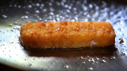 Symbolbild: Karl-Josef Hildenbrand/dpa
Verbraucher sollten die Fischstäbchen nicht braten oder gar essen.