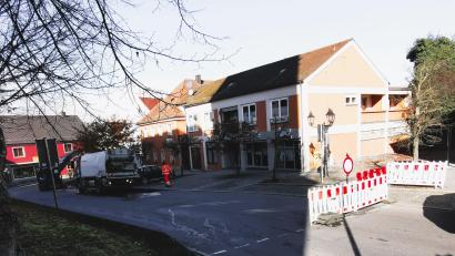 Bild: gz
Die beiden Zufahrten zum Marktplatz Eslarn aus Richtung Waidhaus und Moosbach sind wegen Straßenbaumaßnahmen gesperrt.