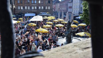 Archivbild: Stephan Huber
Menschenmassen beim Altstadtfest in Amberg. Statistisch gesehen hat einer von drei der hier Feiernden Erfahrung mit Migration.