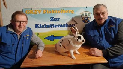 Bild: gis
Der Dalmatiner Rex dreifarbig wird einer der „Stars“ der Schau sein. Auf diese freuen sich Stephan Müllinger (links), Vorsitzender des Ausrichters Geflügel- und Kaninchenzuchtverein, und Edwin Seidel, Ausstellungsleiter und Kreisvorsitzender der Kaninchenzüchter im Kreis Wunsiedel.