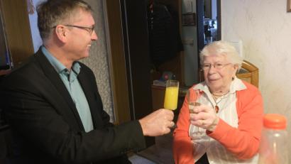 Bild: usc
3. Bürgermeister Franz Badura gratulierte der 90-jährigen Margot Dorsch im Namen der Stadt und stieß mit ihr auf noch lange stabile Gesundheit an.