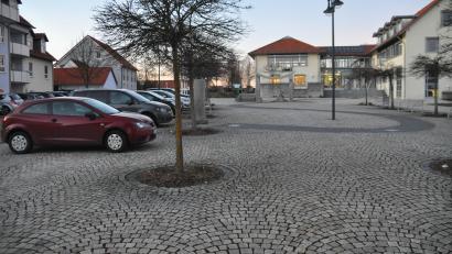 Bild: ak
Poller, Pflanztröge und Fahrradständer sollen das Parken auf dem Rathausplatz unterbinden.