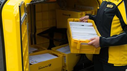 Bild: picture alliance / Swen Pförtner/dpa
1.700 identische Briefe des Finanzamts hat ein Mann in Quickborn erhalten.