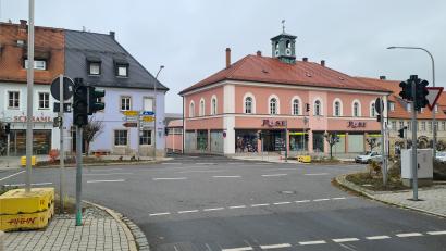 Bild: rw
Die Ampelanlage an der Kreuzung Unterer Markt/Kaiserberg in Erbendorf wurde einer Standfestigkeitsprüfung unterzogen: Das Ergebnis: Ein Teil der Anlage muss ausgetauscht werden.