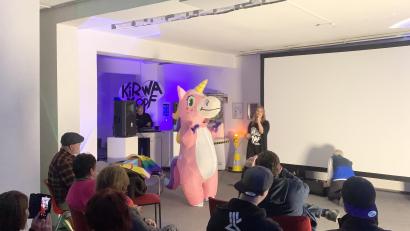 Bild: dus
Dialekt-Rapperin OSZKAR mit Maskottchen während der Aufführung.