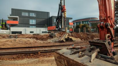 Bild: Wolfgang Steinbacher
Jetzt wird gebaut: Im unteren Teil des neuen Kümmersbrucker Quartiers "Seniorenwohnpark", hinter den bestehenden beiden Gebäudekomplexen (Hintergrund links) und dem Rathaus (Hintergrund rechts), lässt die Gemeinde 15 sozial geförderte Wohnungen errichten.