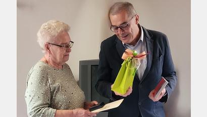 Bild: Ulrich Beck/ Deutscher Wetterdienst
Detlef Aßmann, Leiter Regionales Standortmanagement Süd des DWD in München, überreichte Elisabeth Reiser die Wetterdienstplakette für ihre 25-jährige Tätigkeit als ehrenamtliche Wetterbeobachterin.