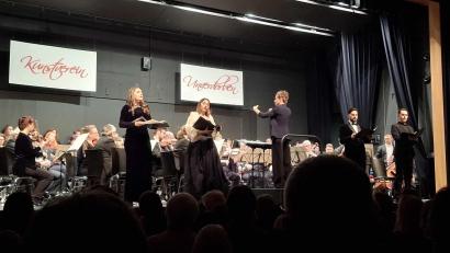 Bild: Karl Stumpfi/exb
Eine eindrucksvolle Requiem-Aufführung präsentieren das Westböhmische Symphonieorchester, der Cerchovan-Chor und vier Vokalsolisten mit Dirigentin Alena Hron in der Schwarzachtalhalle.