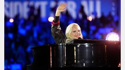 Bild: Matt Rourke/AP/dpa
Lady Gaga gibt ihre Stimme für Kamala Harris ab. (Archivbild)