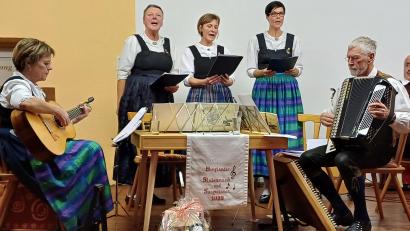 Bild: Gerda Donhauser
Die Birgländer Sängerinnen mit Musikbegleitung (Petra Deyerl und Herbert Brzoza) beim Jubiläumsabend in Fürnried.