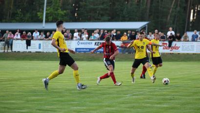 Archivbild: Dieter Jäschke
Mario Schmien vom FC Amberg (rechts) versucht Dominik Zawal (Mitte) am Schuss zu hindern. Das Hinspiel konnte Amberg für sich entscheiden – am Samstag geht es wieder ins Duell.