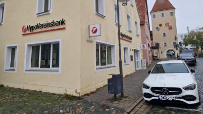 Bild: Tobias Gräf
Beste Lage gleich nach dem Stadtturm am Eingang der Altstadt: In der Filiale der Hypo-Vereinsbank wurde der Service in den letzten Jahren schon zurückgefahren. Jetzt wird sie komplett zugesperrt.