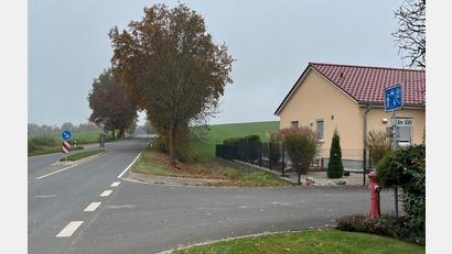 Bild: Stefanie Gradl
Zwischen dem Wohnhaus und der Fahrbahn soll der geplante Radweg künftig in die Ortschaft Schönlind einmünden. Die Bürger drängen auf die Umsetzung.