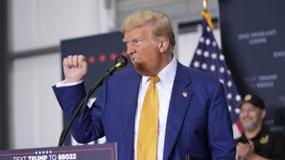 Symbolbild: Alex Brandon/dpa
Donald Trump hebt die Faust am Ende einer Pressekonferenz.