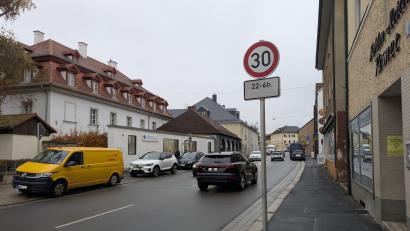 Bild: pz
Das Lkw-Durchfahrtsverbot durch die Innenstadt Waldsassens (im Bild die Egerer Straße) ist weiterhin gültig. Zudem ist auf der Bundesstraße 299 von 22 bis 6 Uhr eine Geschwindigkeitsbegrenzung auf 30 km/h ausgewiesen.