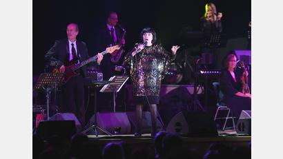 Bild: Tobias Schwarzmeier
Mireille Mathieu liefert in der Nürnberger Meistersingerhalle ein perfektes Abschiedskonzert ab.